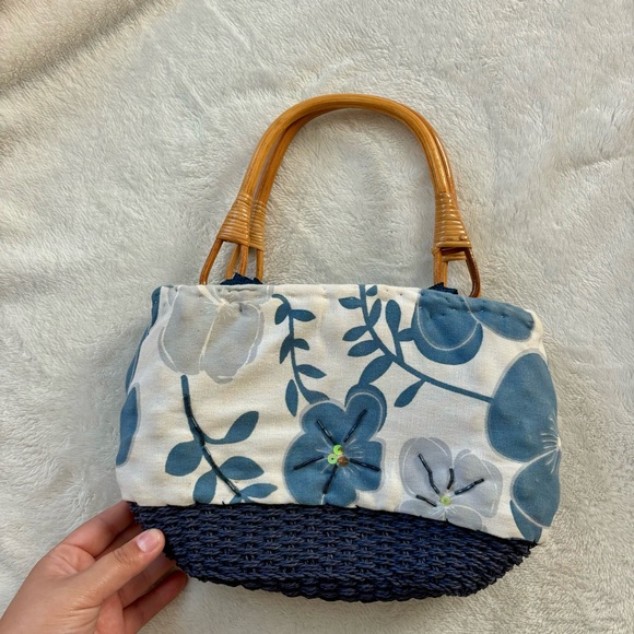 Floral Blue and White hand bag - Picture 1 of 7